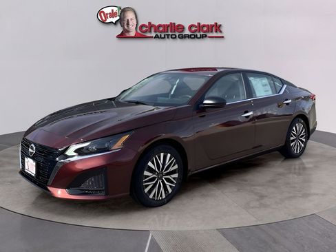 Used 2024 Nissan Altima 2.5 SV image 1