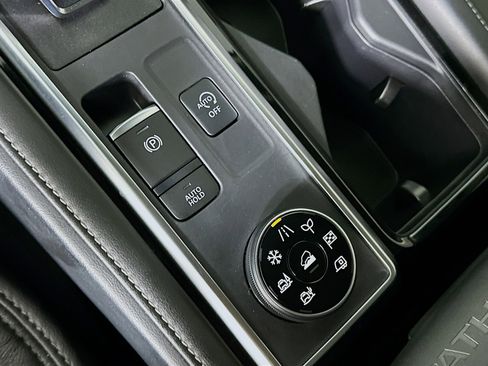 Used 2023 Nissan Pathfinder SV AWD/4WD image 25