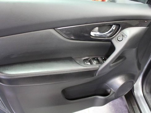 Used 2017 Nissan Rogue SV w/ SV Premium Package AWD/4WD image 19