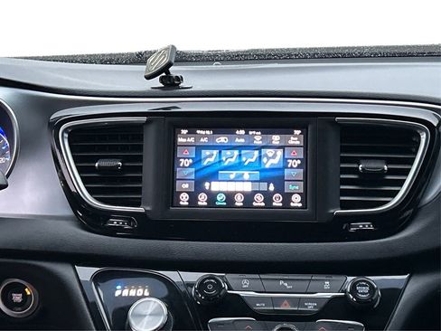 Used 2020 Chrysler Pacifica Touring w/ S Appearance Package image 17