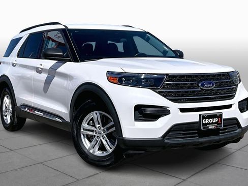 Used 2023 Ford Explorer XLT image 3