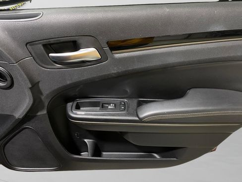 Used 2019 Chrysler 300 S w/ 300S Alloy Edition RWD image 24