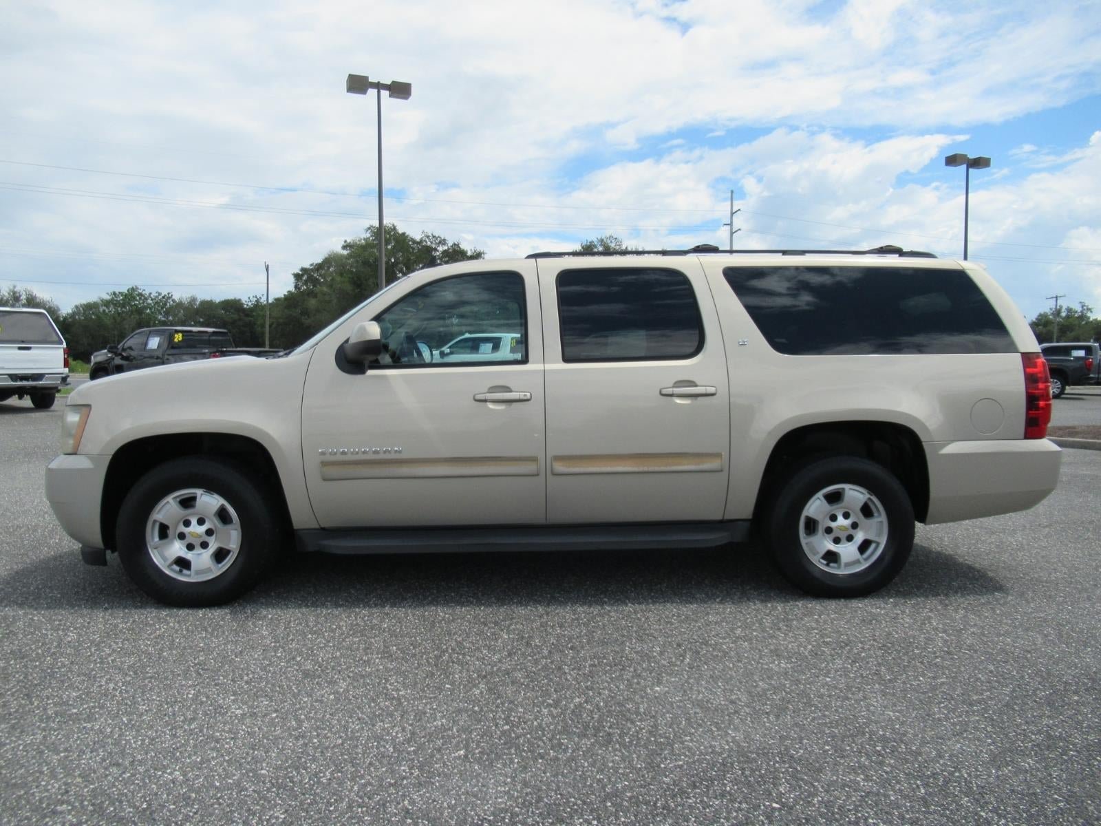 Used 2011 Chevrolet Suburban LT RWD image 4