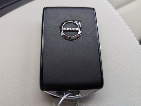 New 2025 Volvo XC40 B5 Plus w/ Protection Package Premier image 28