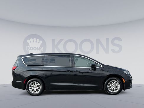 Used 2023 Chrysler Pacifica Touring-L FWD image 8