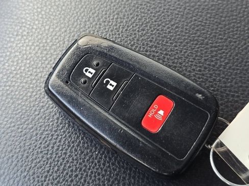 Used 2020 Toyota RAV4 XLE FWD image 34