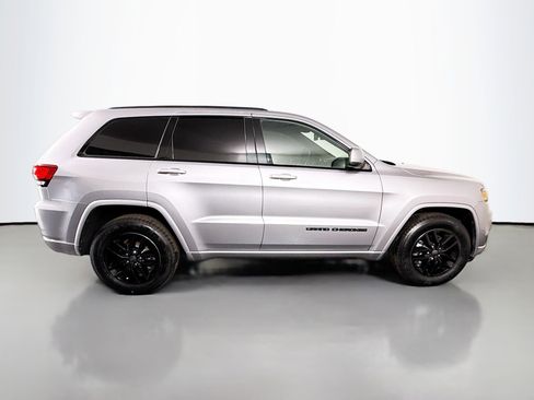 Used 2019 Jeep Grand Cherokee Altitude image 11