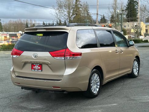 Used 2014 Toyota Sienna XLE image 7