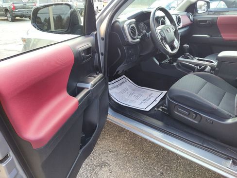 Used 2021 Toyota Tacoma TRD Sport image 11