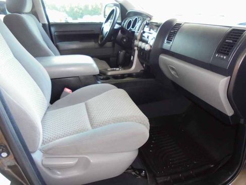 Used 2012 Toyota Tundra 4x4 CrewMax w/ SR5 Pkg image 8