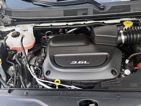 Used 2018 Chrysler Pacifica Touring Plus w/ S Appearance Package FWD image 8