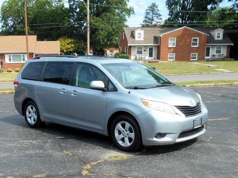 Used 2011 Toyota Sienna LE w/ Towing Pkg FWD image 4