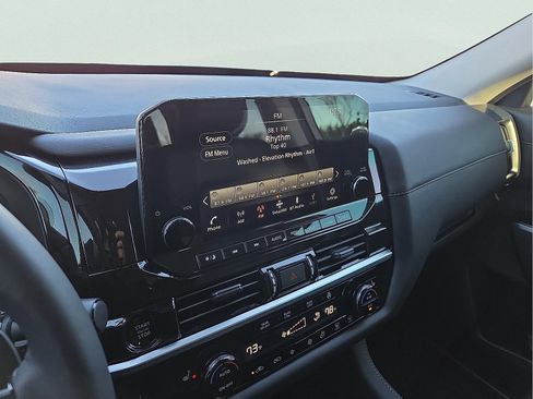 Used 2025 Nissan Pathfinder SL image 17