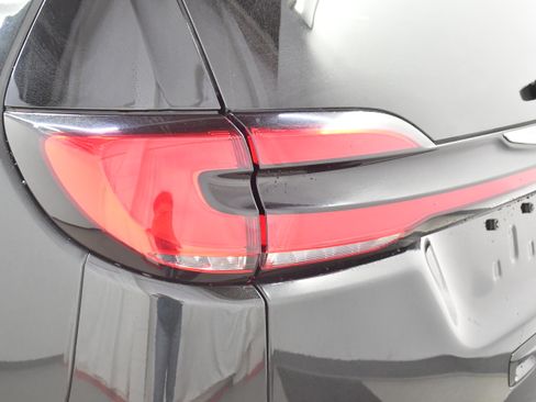 Used 2023 Chrysler Pacifica Touring-L FWD image 33