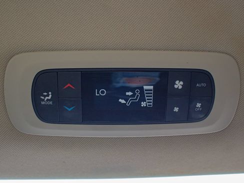 Used 2023 Chrysler Pacifica Touring-L FWD image 37
