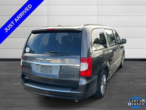 Used 2016 Chrysler Town & Country Touring-L FWD image 3
