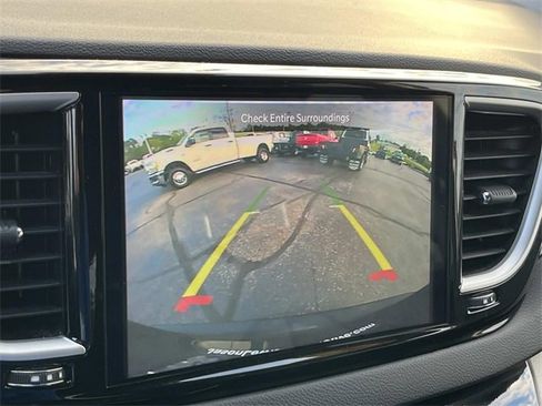 Used 2024 Chrysler Pacifica Touring-L image 37