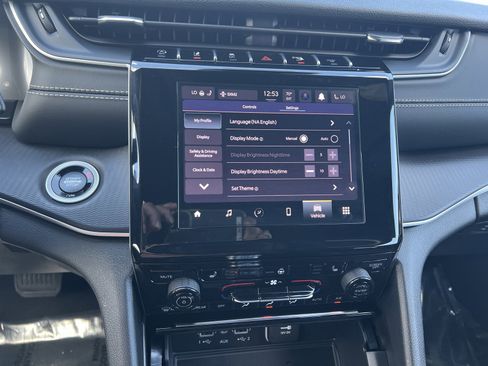 New 2025 Jeep Grand Cherokee Altitude image 21