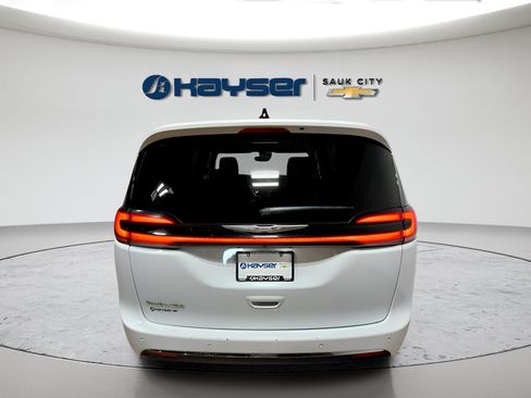 Used 2025 Chrysler Pacifica Select FWD image 21