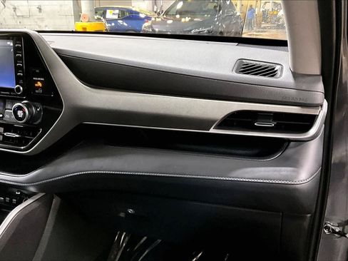 Used 2021 Toyota Highlander XLE image 19