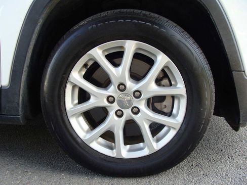 Used 2017 Jeep Cherokee Sport image 29