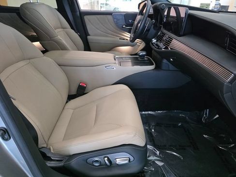 Used 2023 Lexus LS 500 w/ Accessory Package (Z1) RWD image 10