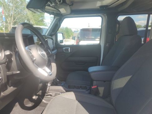 Used 2025 Jeep Wrangler Sahara image 7