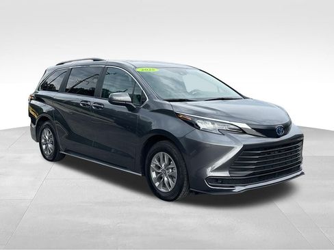 Used 2025 Toyota Sienna LE AWD/4WD image 1