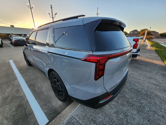 Used 2025 Kia Carnival SX FWD image 6