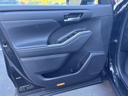 Used 2023 Toyota Highlander XLE image 25