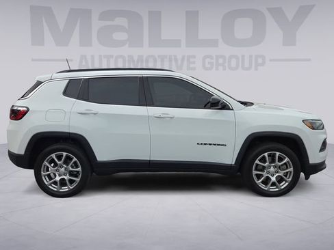 Used 2024 Jeep Compass Latitude AWD/4WD image 6