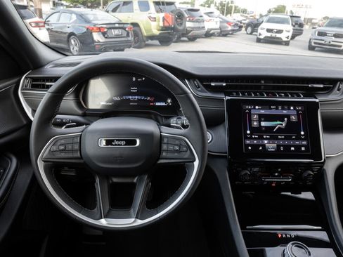 Used 2024 Jeep Grand Cherokee L Laredo image 22