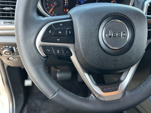 Used 2018 Jeep Grand Cherokee Laredo RWD image 20