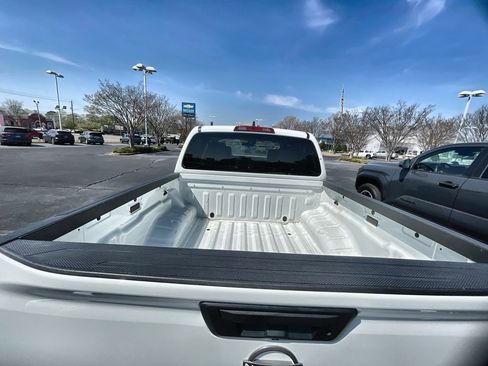 Used 2024 Nissan Frontier SV image 23