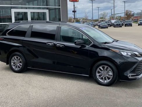 Used 2024 Toyota Sienna XLE w/ XLE Plus Package FWD image 3