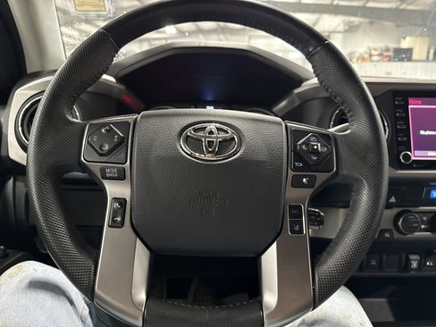 Used 2022 Toyota Tacoma SR5 AWD/4WD image 11
