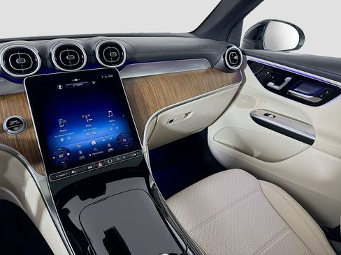 Used 2024 Mercedes-Benz GLC 300 4MATIC image 23