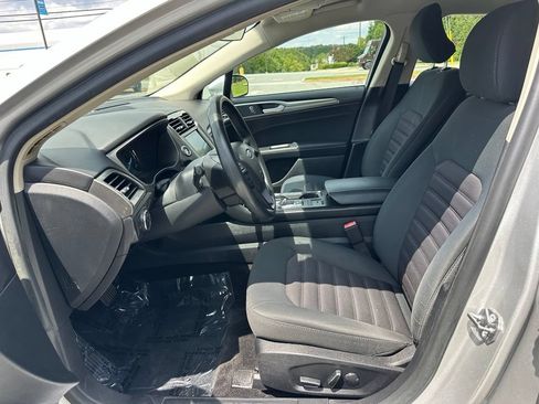 Used 2018 Ford Fusion SE w/ Fusion SE Technology Package FWD image 12