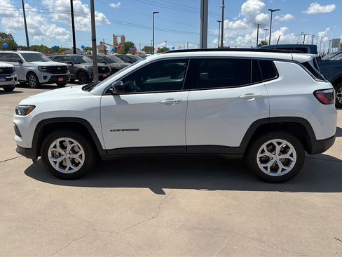 Used 2024 Jeep Compass Latitude w/ Convenience Group AWD/4WD image 4