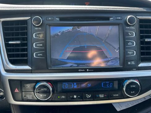 Used 2014 Toyota Highlander XLE FWD image 11