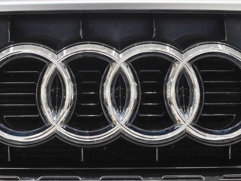 Used 2018 Audi Q3 2.0T Premium w/ Convenience Package AWD/4WD image 10