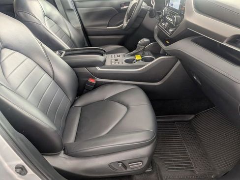 Used 2024 Toyota Highlander XLE AWD/4WD image 34