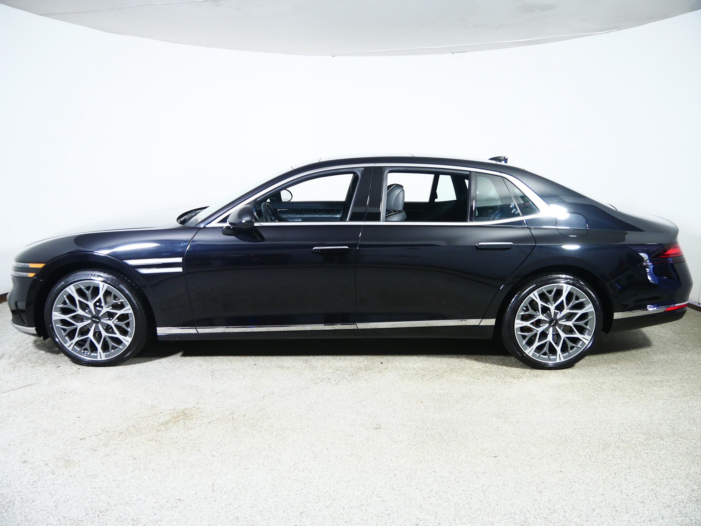 Used 2024 Genesis G90 3.5T AWD/4WD image 4