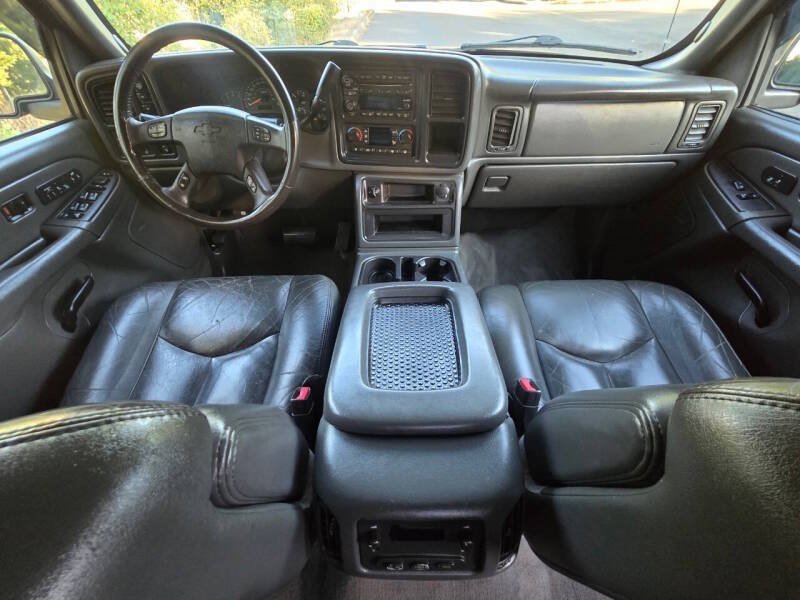 Used 2004 Chevrolet Avalanche Z71 w/ Sun And Sound Package AWD/4WD image 3