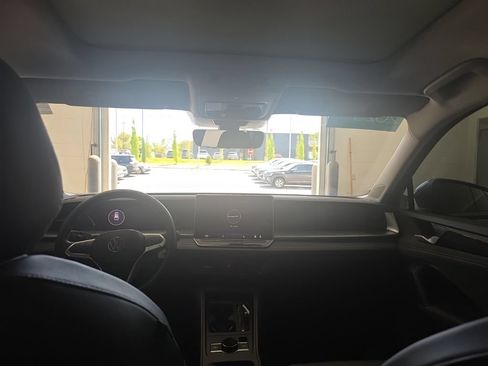 Certified 2025 Volkswagen Tiguan SE w/ Panoramic Sunroof Package AWD/4WD image 26