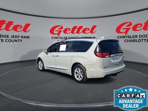 Used 2017 Chrysler Pacifica Touring-L w/ Tire & Wheel Group image 6