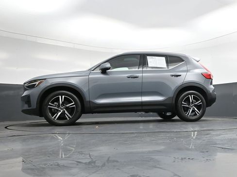 Used 2023 Volvo XC40 B4 Plus image 38