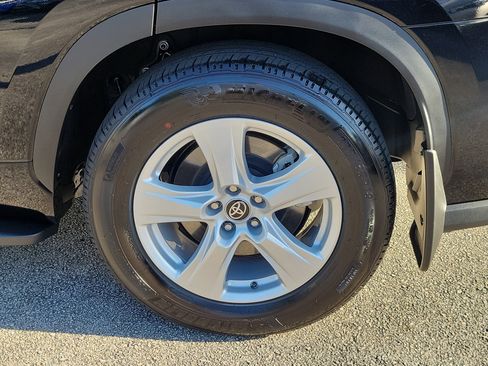 Used 2025 Toyota Highlander LE image 8