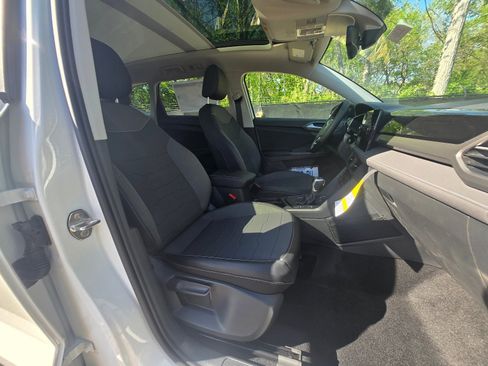 New 2026 Volkswagen Taos SE FWD image 9
