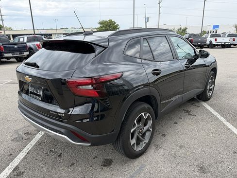 Used 2025 Chevrolet Trax LT FWD image 6